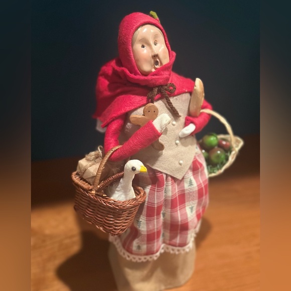 EUC Vintage BYERS' 1995 Woman Shopper with Goose, Gingerbread, Apples & Bread - Picture 2 of 10